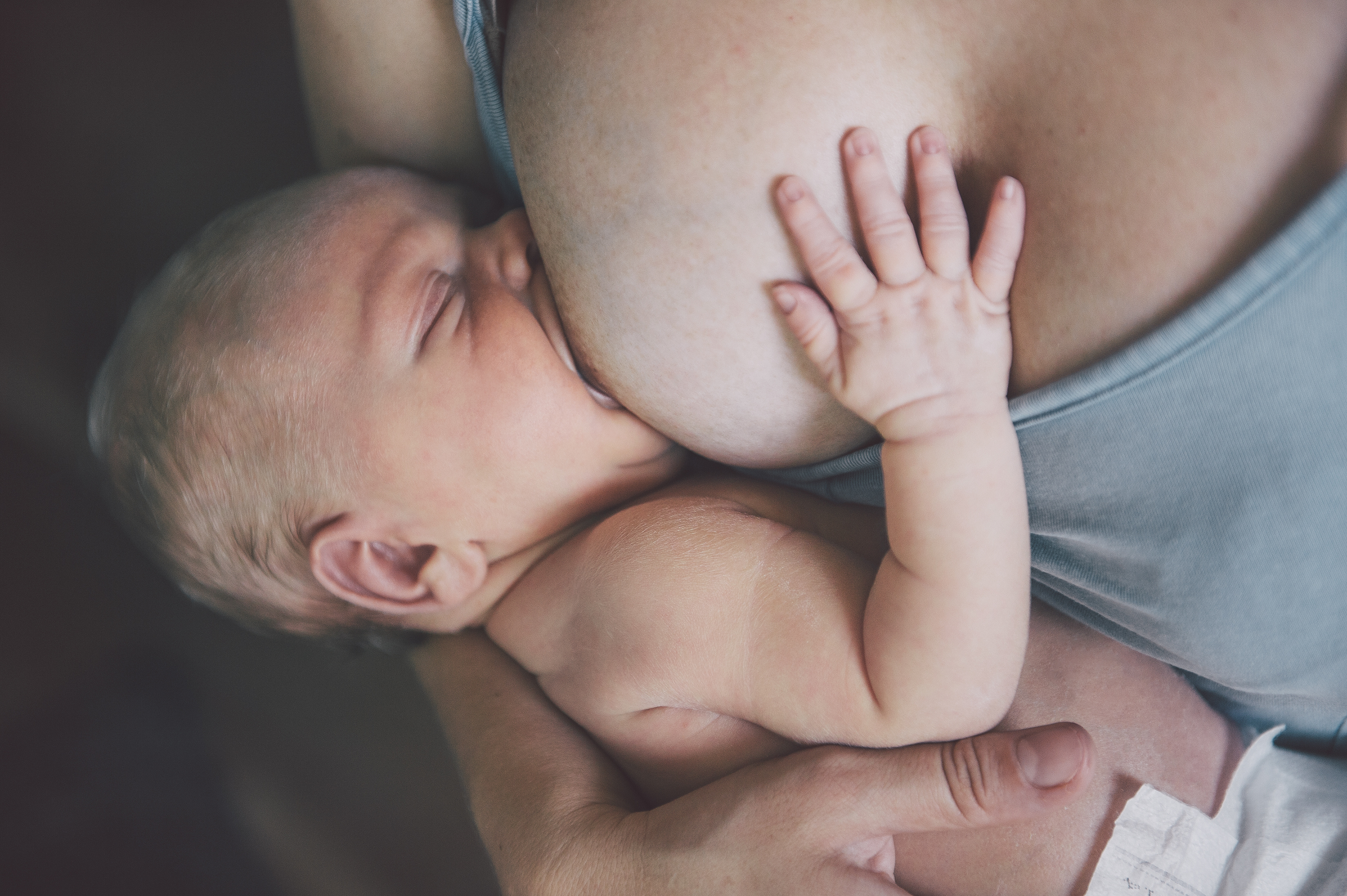 Mains d’un couple formant un cœur sur le ventre arrondi d’une femme enceinte, symbole d’amour, de soutien et de préparation à la parentalité dans le Valais central Mains d’un couple formant un cœur sur le ventre arrondi d’une femme enceinte, symbole d’amour, de soutien et de préparation à la parentalité dans le Valais central