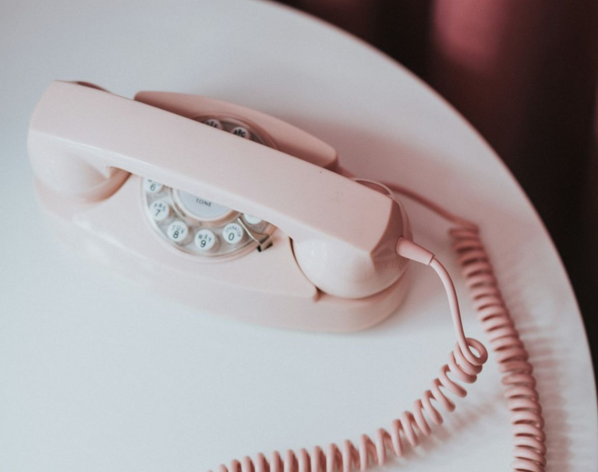 Téléphone rétro posé sur une table blanche, pour illustrer la prise de contact avec le cabinet Au Cœur de Soi Téléphone rétro posé sur une table blanche, pour illustrer la prise de contact avec le cabinet Au Cœur de Soi