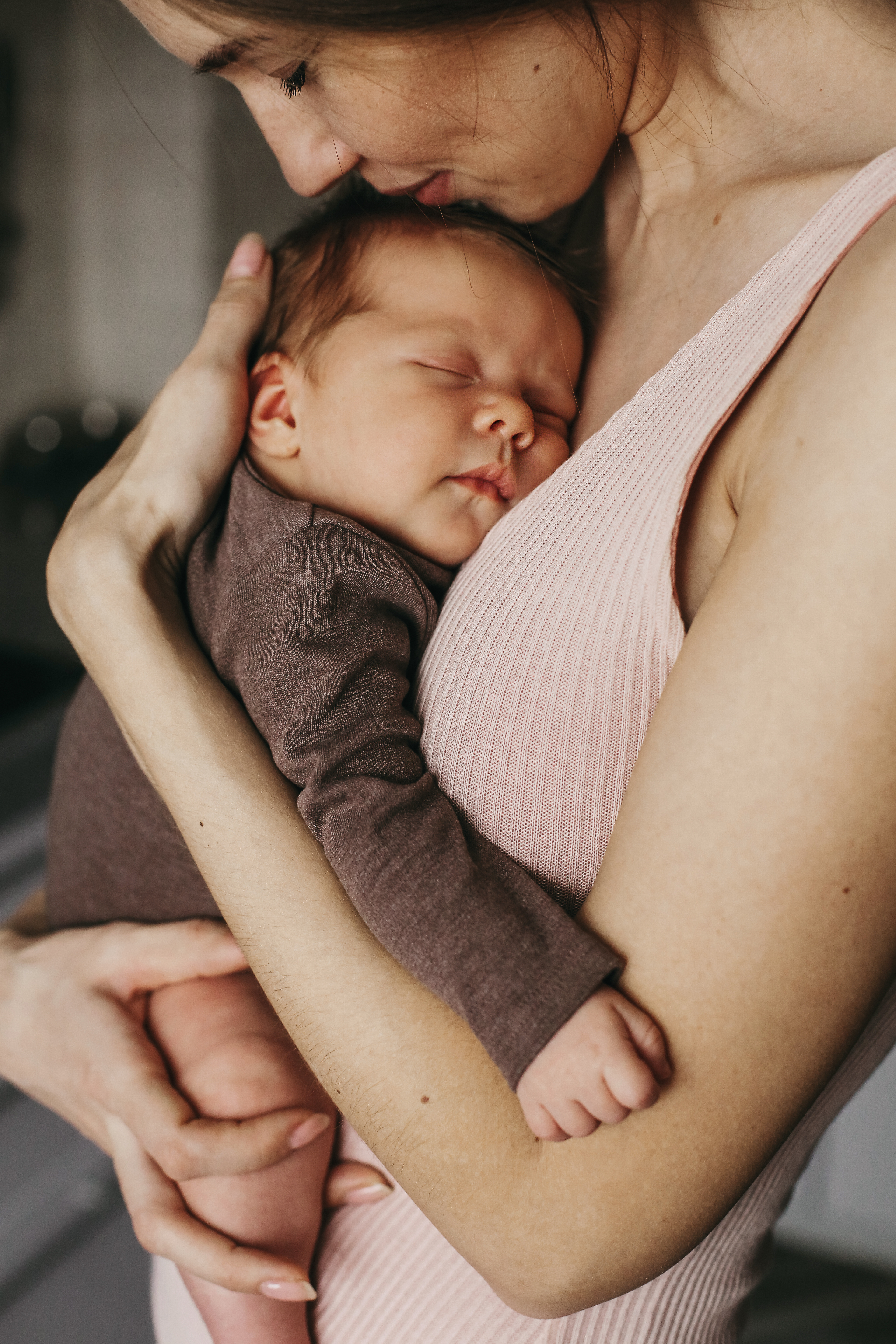 Mains d’un couple formant un cœur sur le ventre arrondi d’une femme enceinte, symbole d’amour, de soutien et de préparation à la parentalité dans le Valais central Mains d’un couple formant un cœur sur le ventre arrondi d’une femme enceinte, symbole d’amour, de soutien et de préparation à la parentalité dans le Valais central